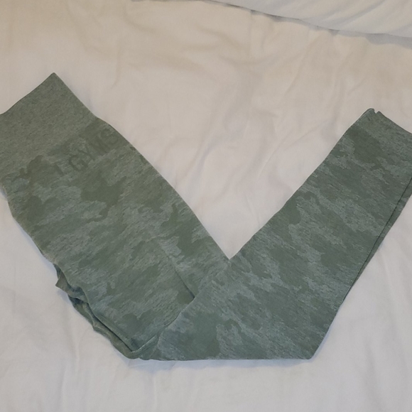 Gymshark Pants - Gymshark Camo Leggings (M)